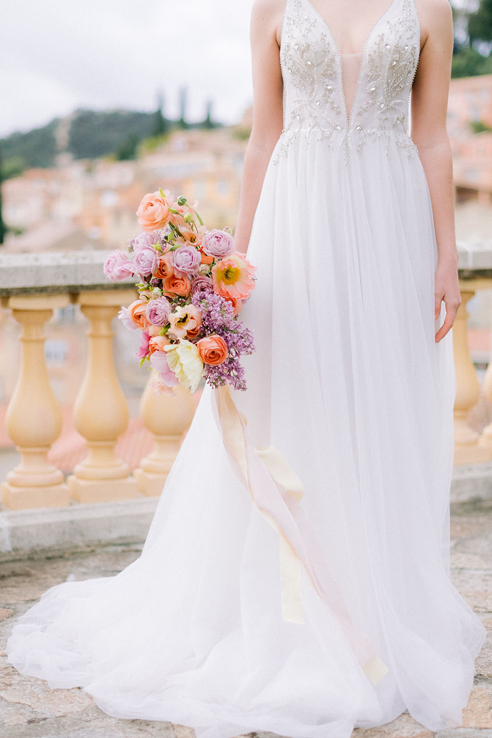 la mariée tient dans main un bouquet réalisé par esther lamarche